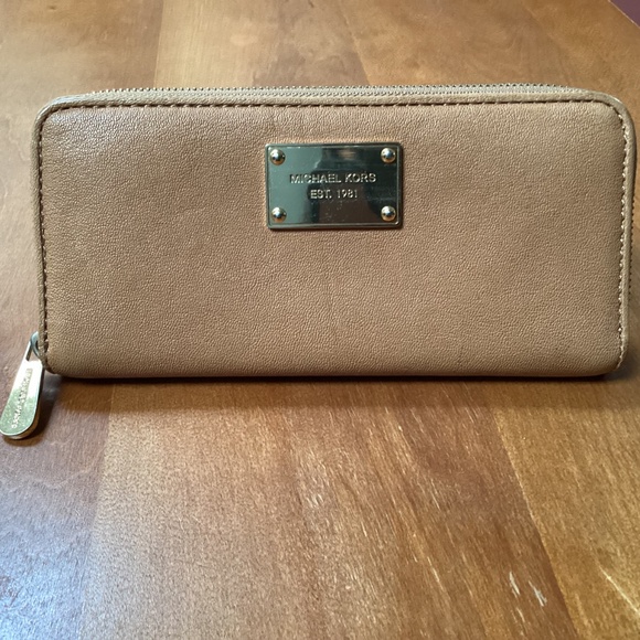 Michael Kors Jet Set Continental Wallet - Picture 2 of 11